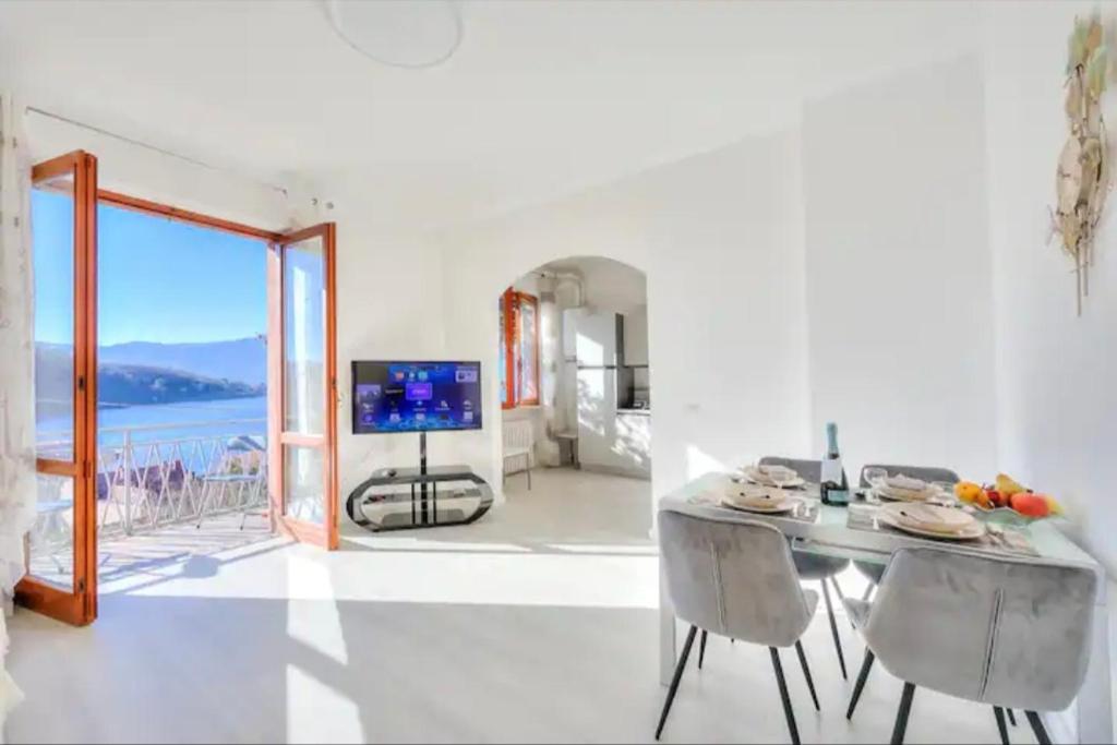 拉韦诺Apartment With View Lake Maggiore/Laveno Mombello的一间设有桌子的海景用餐室