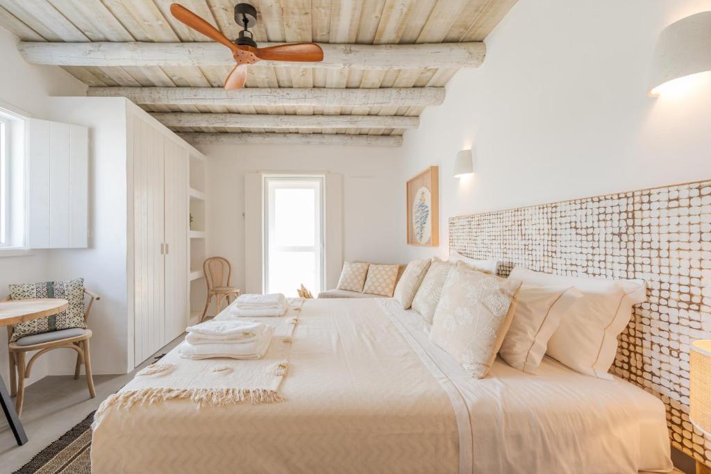 孔波尔塔Villa da Comporta - Quarto Praia da Arrábida T0的一间卧室设有一张带天花板的大床