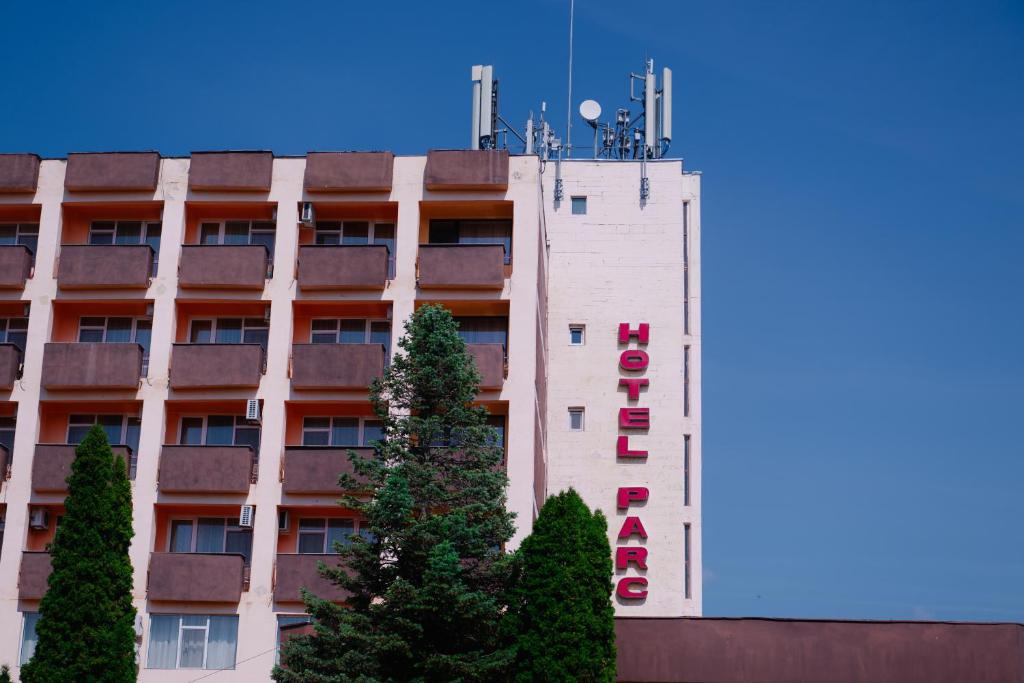 阿马拉Hotel Parc的一座酒店大楼,上面有标志