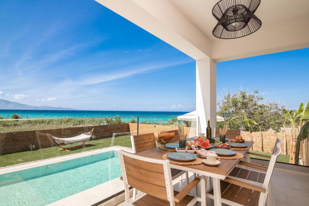 阿利卡纳斯Aktis Elegant Villa的一间设有桌子的海景用餐室