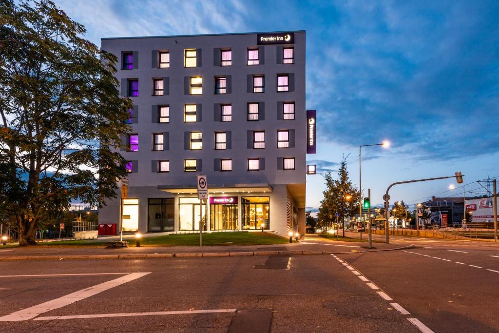 斯图加特Premier Inn Stuttgart Feuerbach的街道拐角处的建筑物