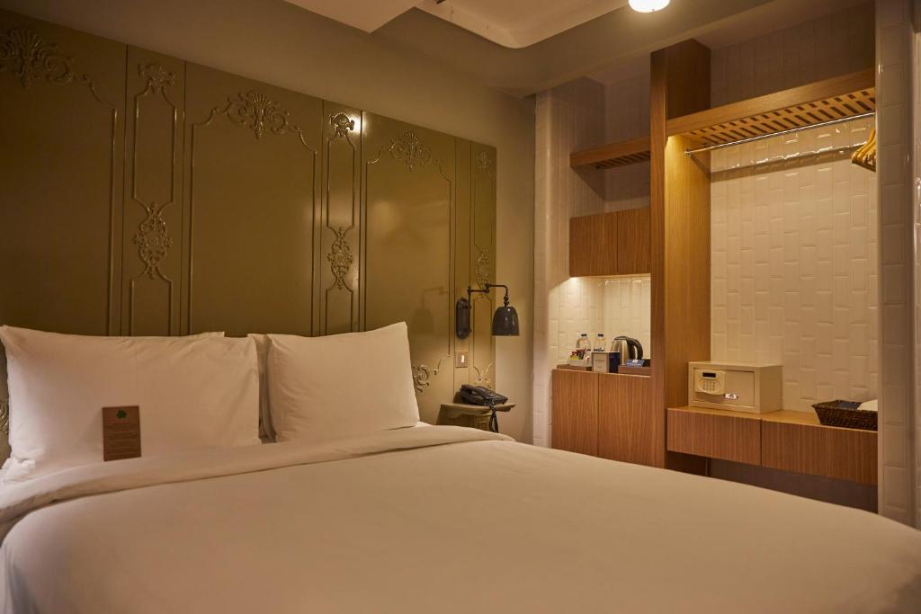 伊斯坦布尔玛若西里酒店的卧室配有白色大床和白色枕头