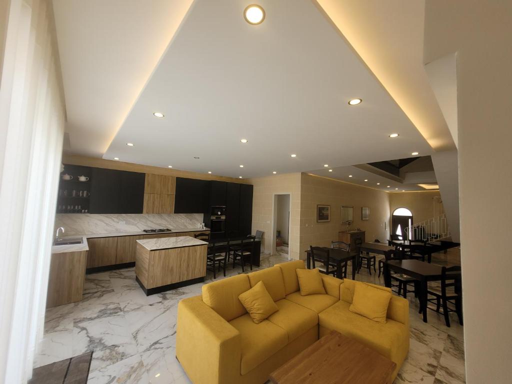 圣劳伦斯Azure W B&B的带沙发的客厅和厨房