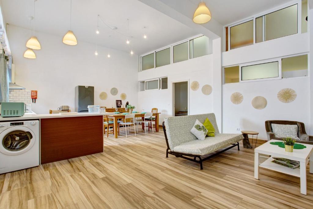 丰沙尔Funchal Boa Nova Apartment的一间带厨房的客厅和一间餐厅