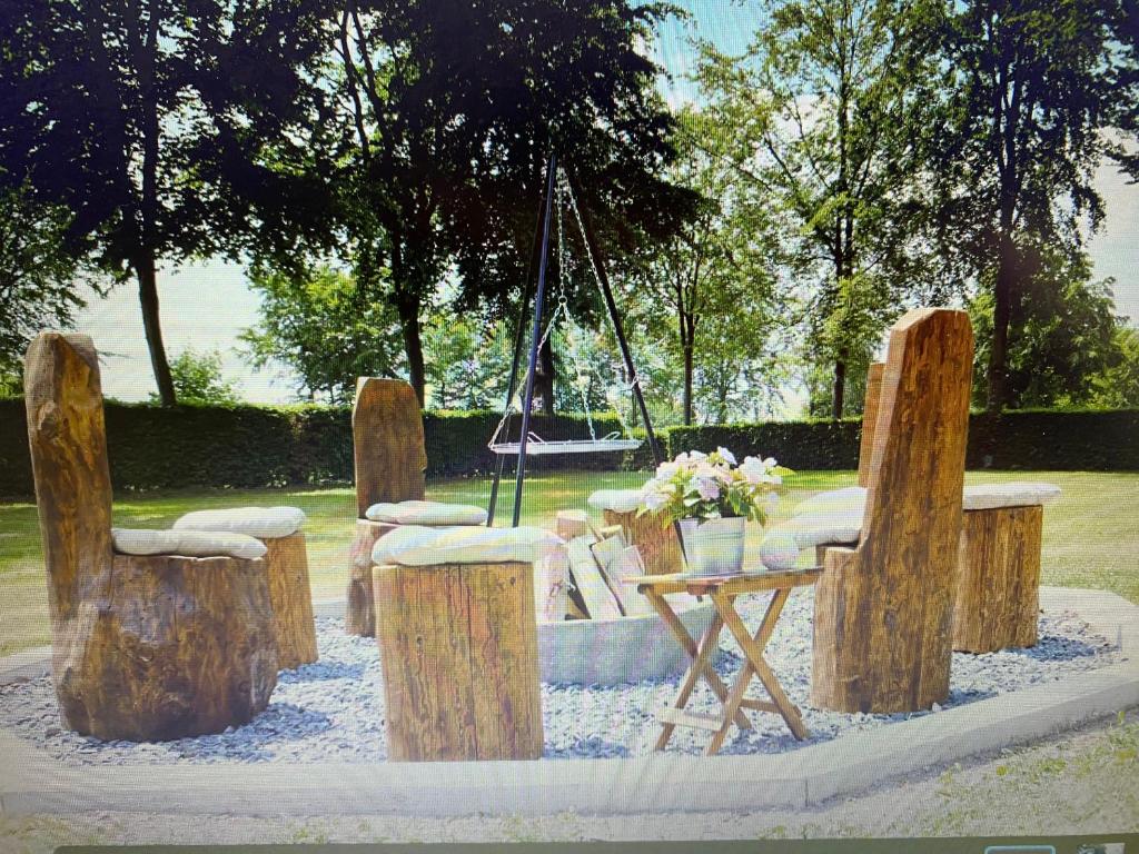 蒙绍Ferienhaus Dröfter Blick的一组木椅和一张带鲜花的桌子