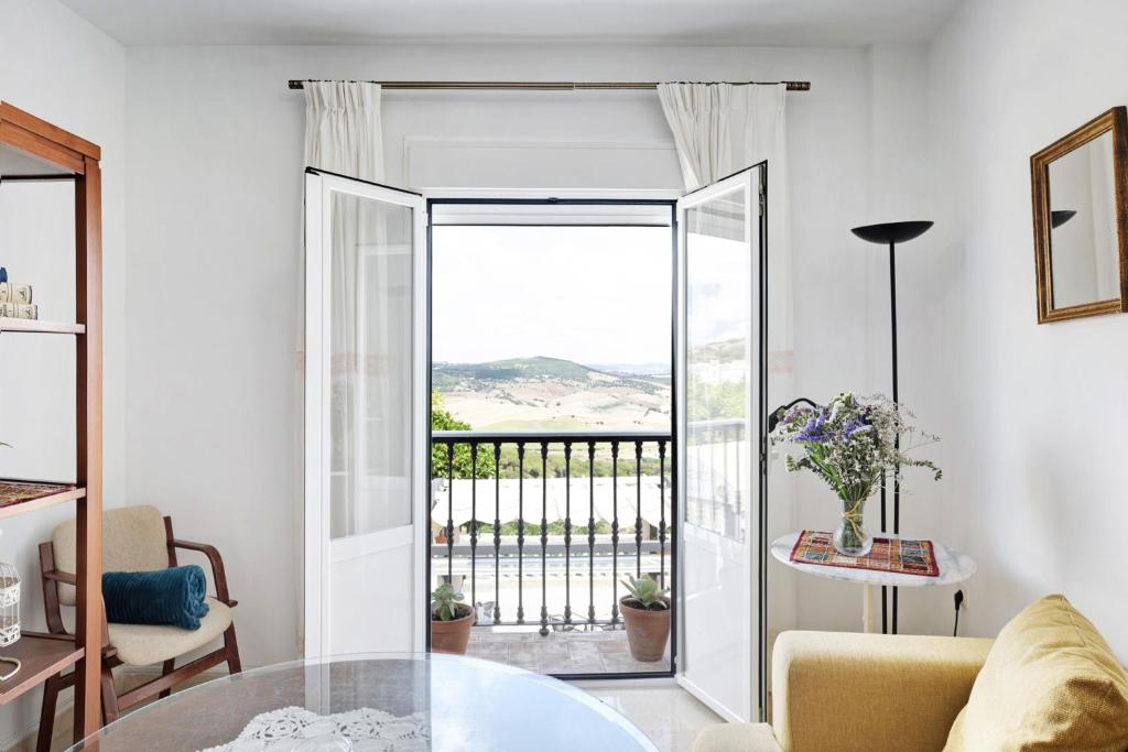贝赫尔-德拉弗龙特拉Casa Soumia的客厅设有玻璃门,可通往阳台