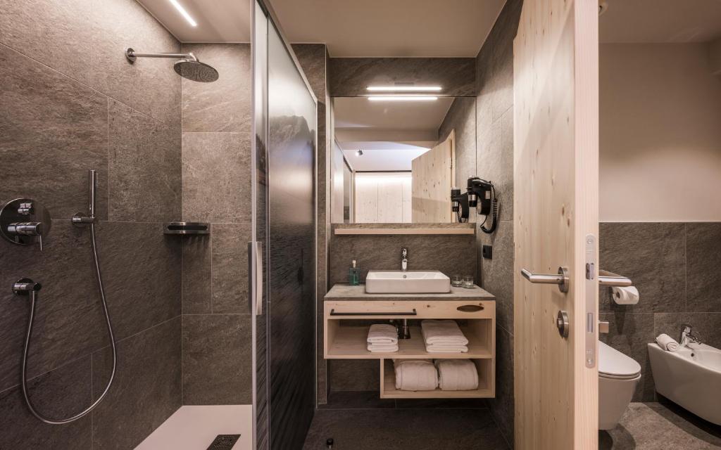 圣瓦伦蒂诺阿拉穆塔柯提斯撇活力别墅酒店的带淋浴和盥洗盆的浴室
