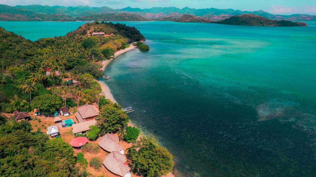 LembarKhabita Beach Resort的享有岛屿的空中景致,设有房屋和海洋