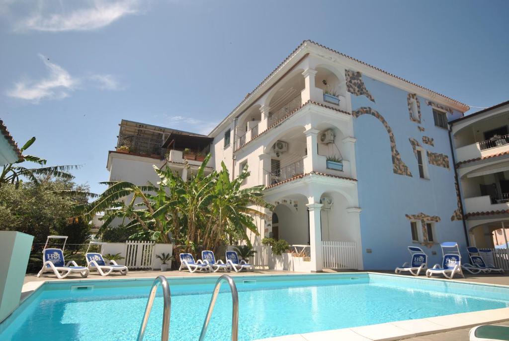 奥罗塞伊Holiday Residence Rifugio的一座带游泳池和大楼的酒店