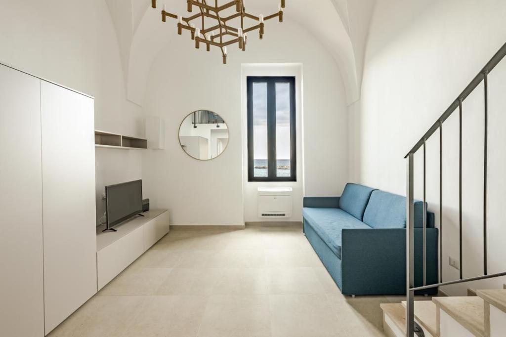 加利波利Dimora San Felice Il Fico的客厅配有蓝色的沙发和电视