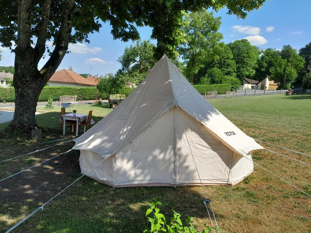 MaranvilleLe camping du capitaine的树下草上的一个帐篷