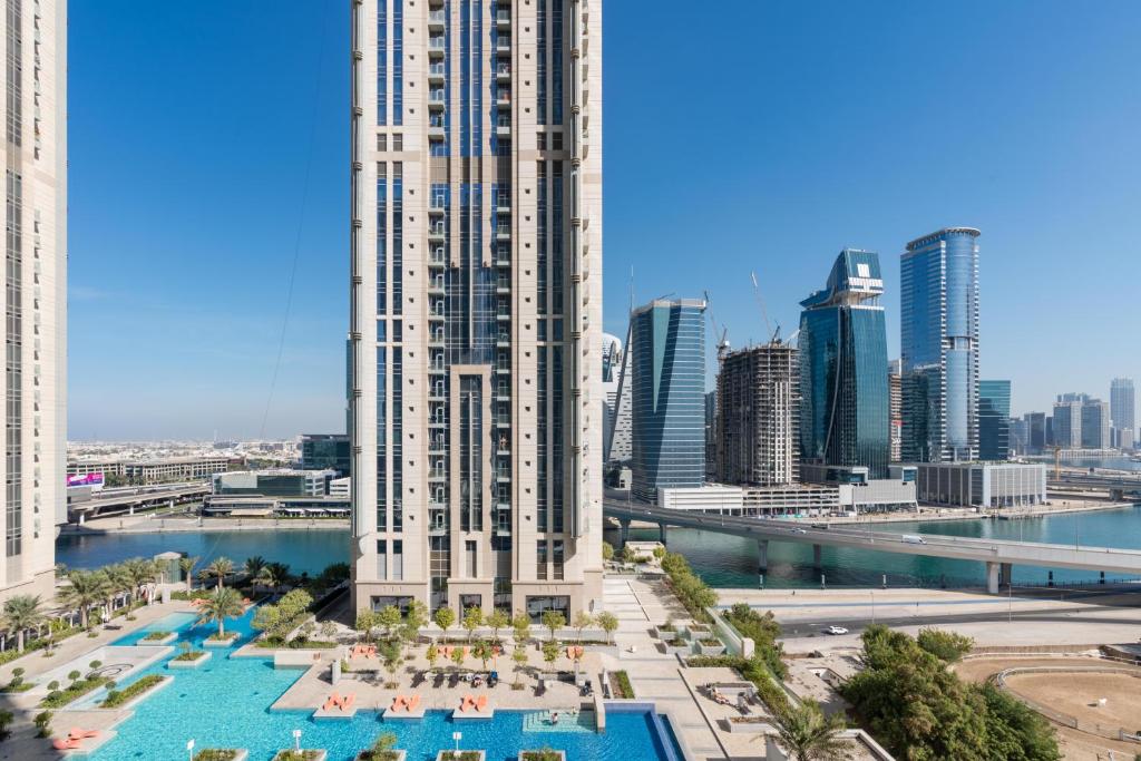 迪拜White Sage - Amna Tower的享有带游泳池和城市的建筑景致