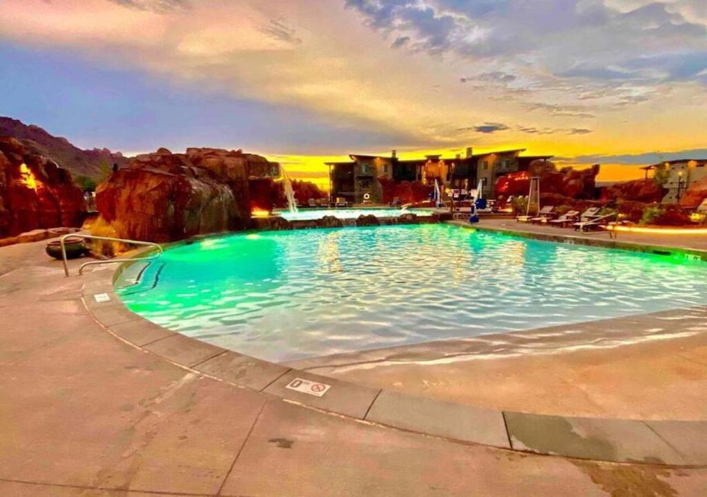 摩押Beautiful Brand NEW Luxury Condo @ Sage Creek的度假村中心的大型游泳池