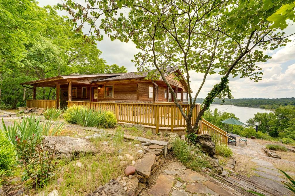 GoldenScenic Eagle Rock Retreat on Table Rock Lake!的享有水景的小木屋