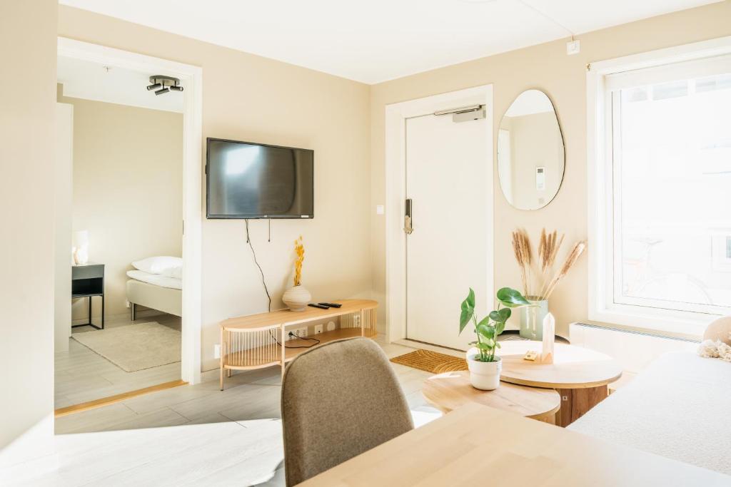 卑尔根Stay Urban - Perfect location的客厅配有沙发和桌子
