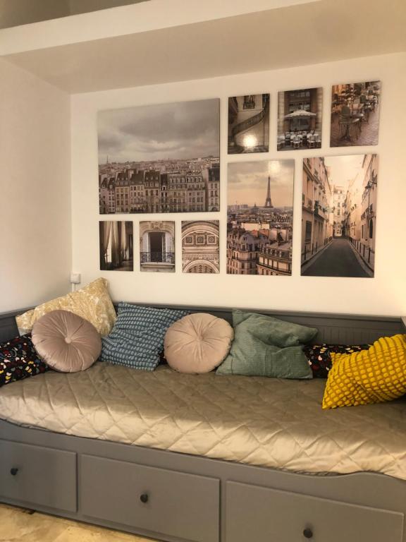 庞坦Paris-Eiffel, bienvenue -terrasse -Netflix的一间墙上挂有照片的沙发客房