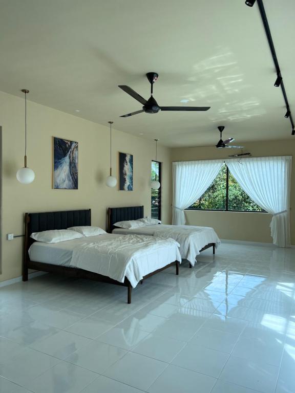 阿罗士打Eleven8 Taman Pandan的一间卧室配有两张床和吊扇