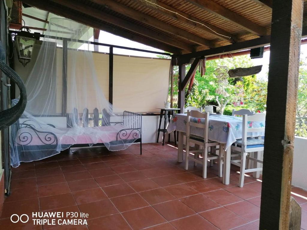 尼坡帝Country Village的一个带桌椅的庭院和一个帐篷