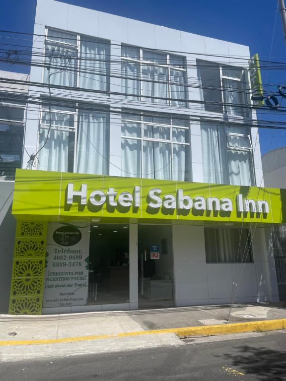 圣何塞Hotel Sabana Inn的建筑前的萨尔玛酒店标志