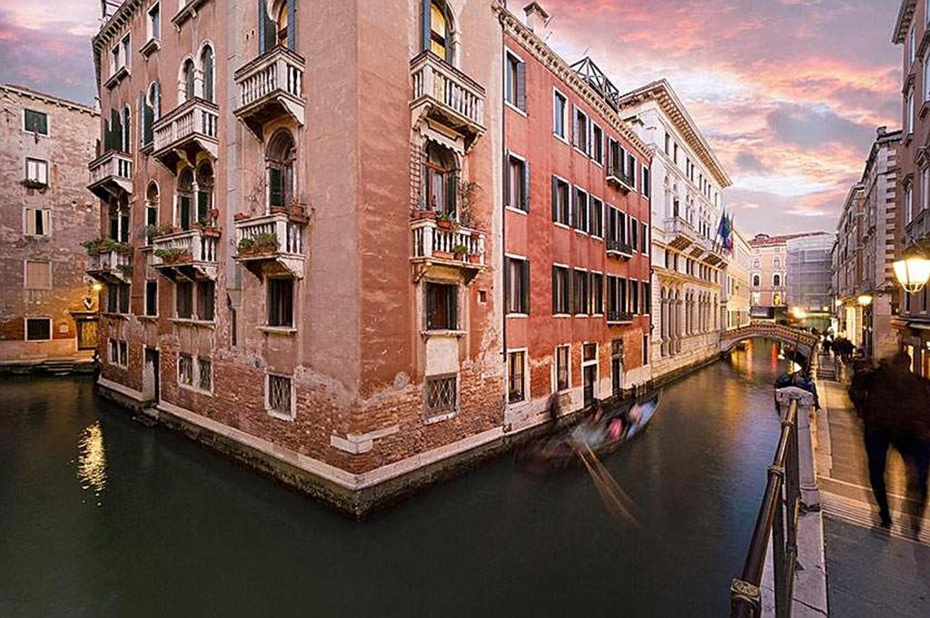 威尼斯Palazzo Orseolo- Gondola View的城市的运河,有建筑物和船