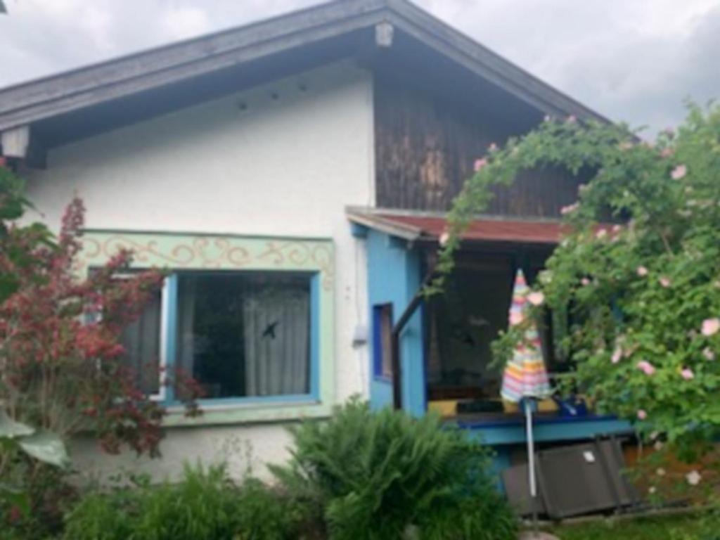 格拉绍Auszeit Haus的蓝色和白色的房子,设有窗户