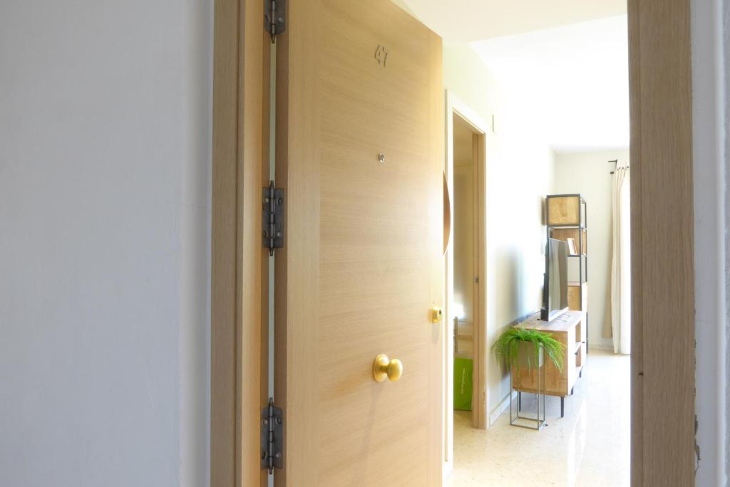 卡耐特蒂贝兰格Precioso apartamento en Canet Playa by Hometels的通往走廊的门,带房间