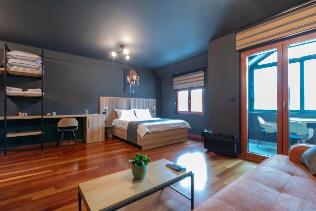 扎布利亚克Forma Mountain Lux Apartments的一间卧室设有一张床和一间客厅。