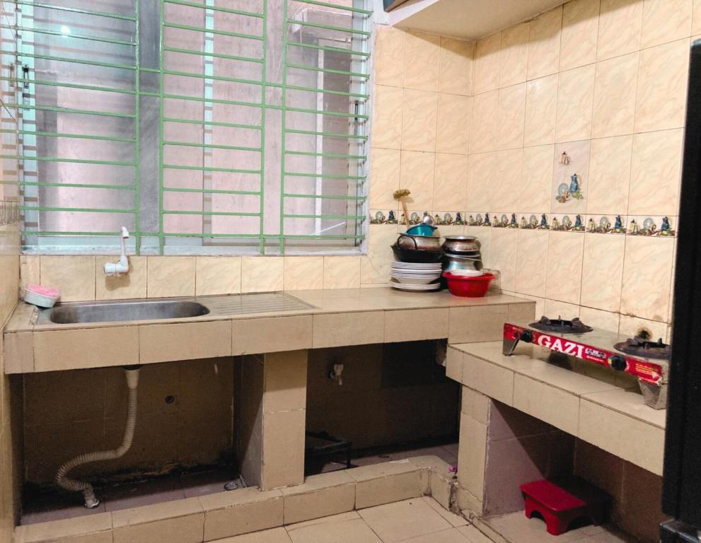达卡Mohammadia Restaurant & Guest House Near United Hospital的厨房设有水槽和窗户。