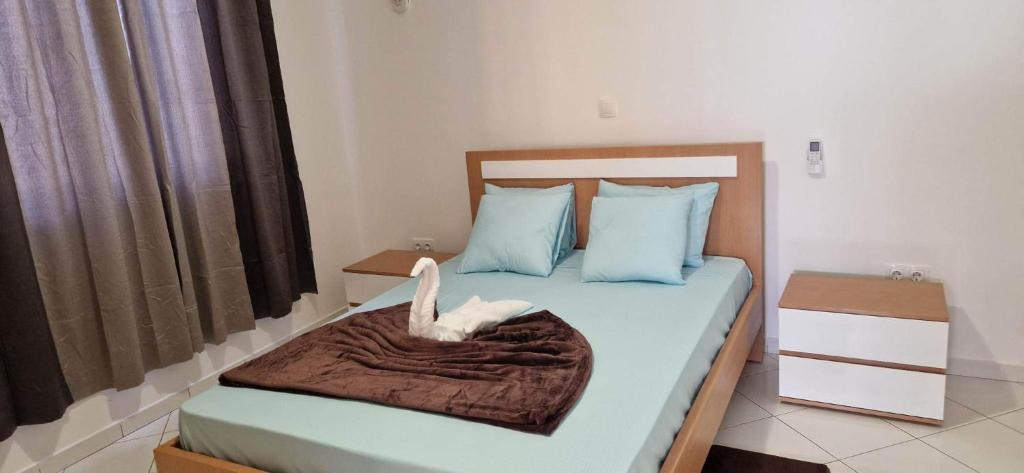 埃斯帕戈斯PIMONTAPARTMENTS的一间卧室,床上有一只白鸟