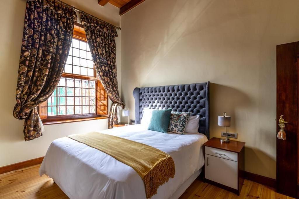 开普敦Cape Town Heritage Hotel & Spa的一间卧室设有一张大床和一个窗户。