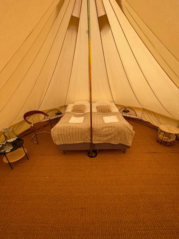 玛丽港Glamping Tent Mariehamn的帐篷内一间卧室,配有一张床