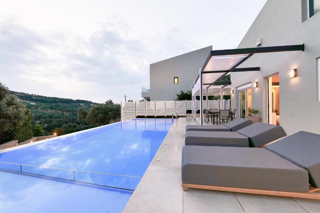圣特里亚斯Moly - Luxury Villa with Heated Private Pool的一座房子后院的游泳池