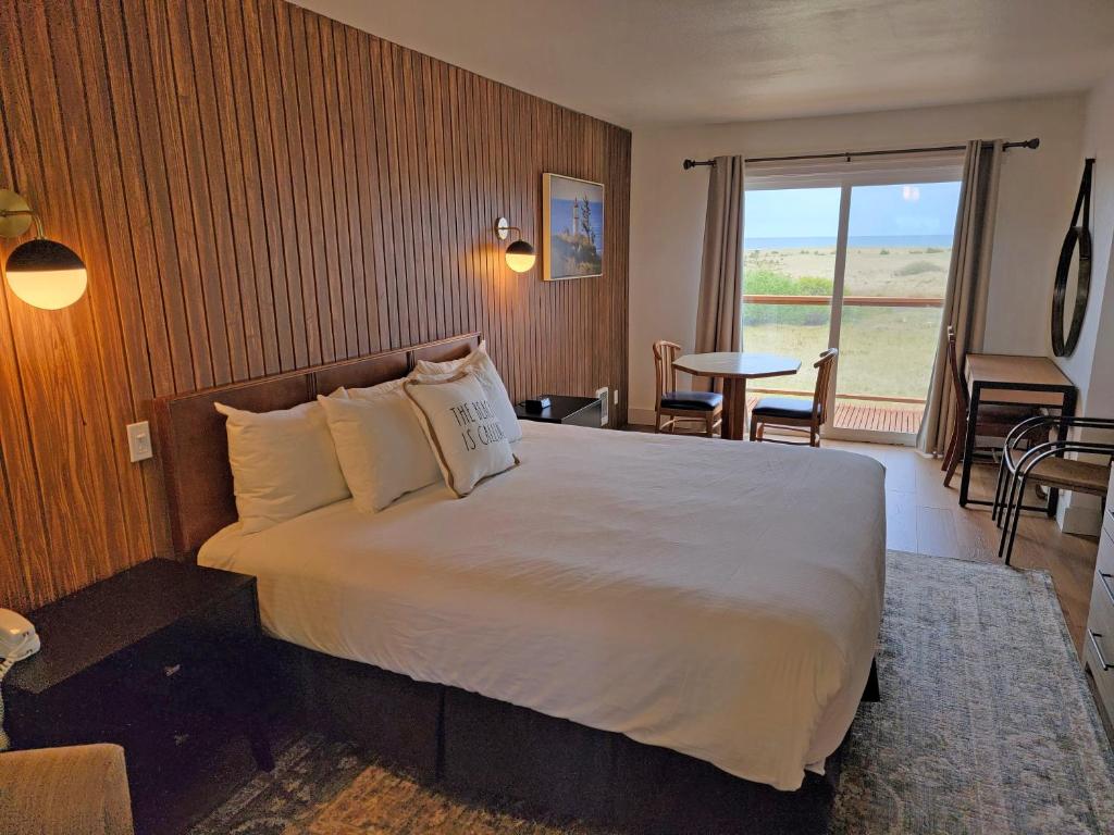 长滩Chautauqua Resort & Conference Center的酒店客房,配有一张床和一张桌子及椅子
