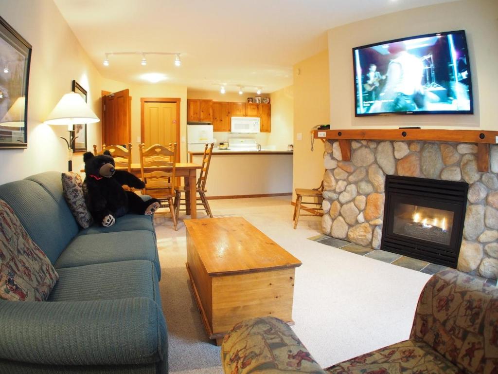 太阳峰Fireside Lodge #302 By Bear Country的带沙发和壁炉的客厅