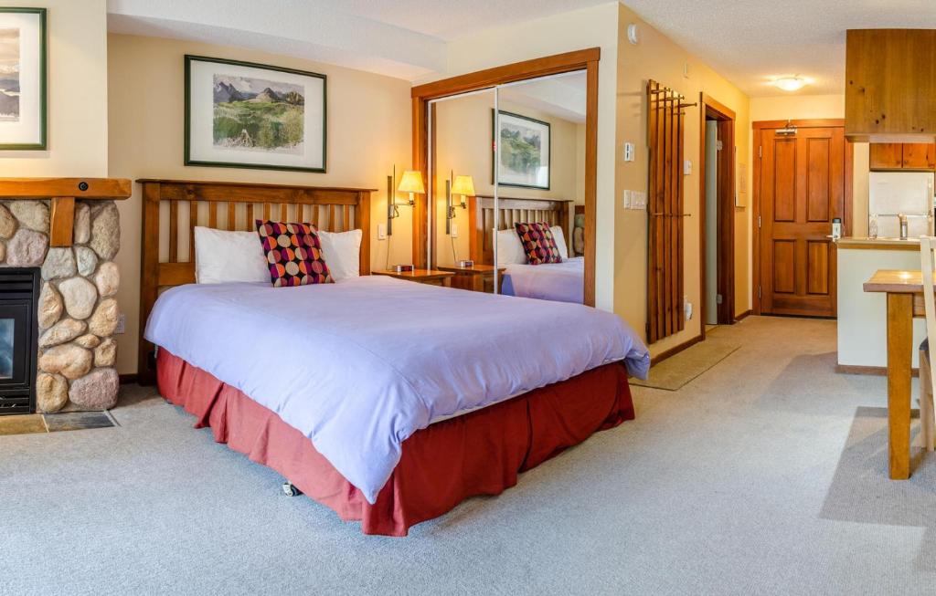 太阳峰Fireside Lodge #223 By Bear Country的一间卧室设有一张大床和一个壁炉