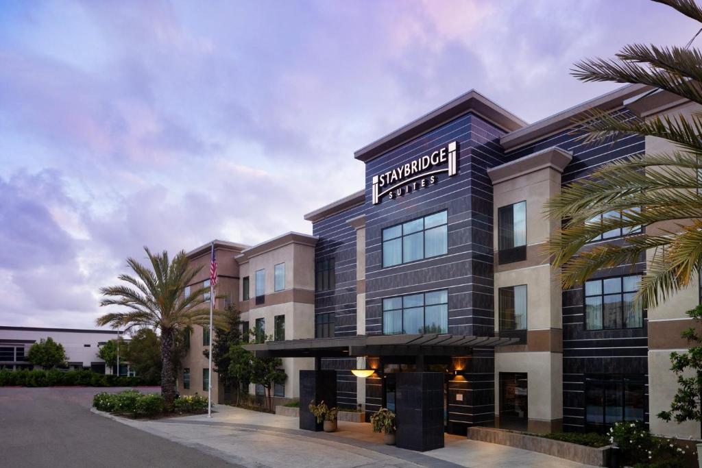 卡尔斯巴德Staybridge Suites Carlsbad/San Diego, an IHG Hotel的阿纳海姆汉普顿套房的 ⁇ 染