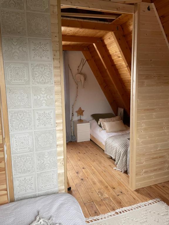 Rechenberg-BienenmühleKleines Chalet im Erzgebirge mit Sauna und Kamin的阁楼上的卧室配有两张床