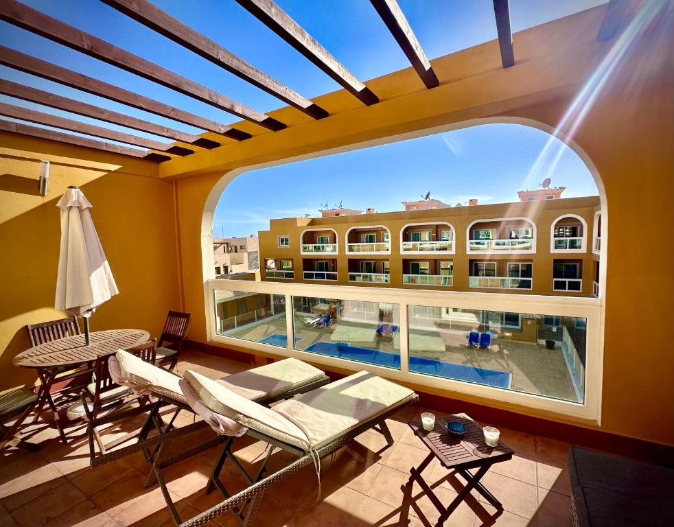 科蒂略Turquesa Cotillo的享有游泳池和大楼景致的阳台