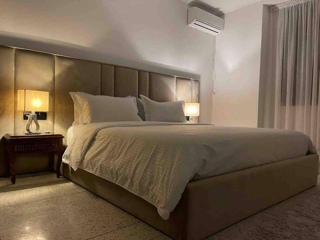非斯Luxury apartment的一间卧室配有一张大床和大床头板