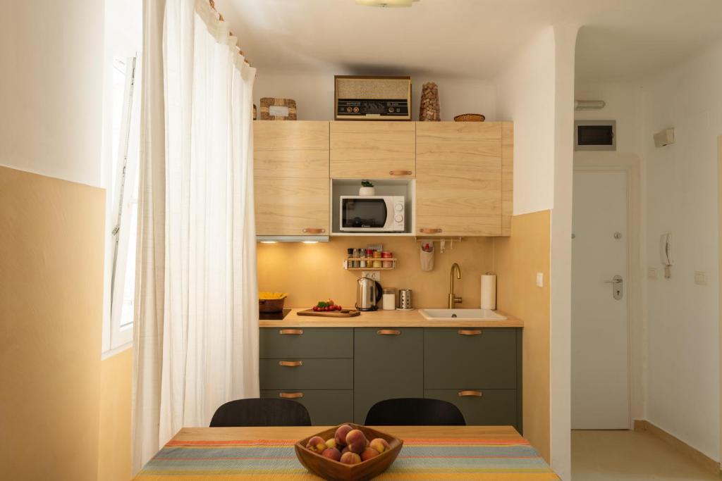 普拉Pula City Apartment with private parking FREE的小厨房配有带一碗水果的桌子