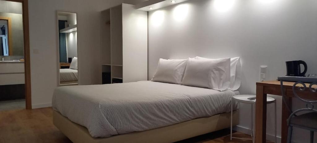 米尔芳提斯城Naturalis的一间卧室配有带白色床单和枕头的床。