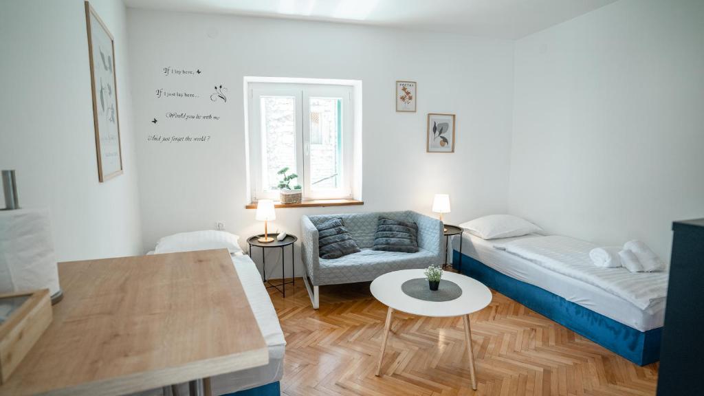 希贝尼克House Gorica的一个小客厅,配有一张床和一张桌子