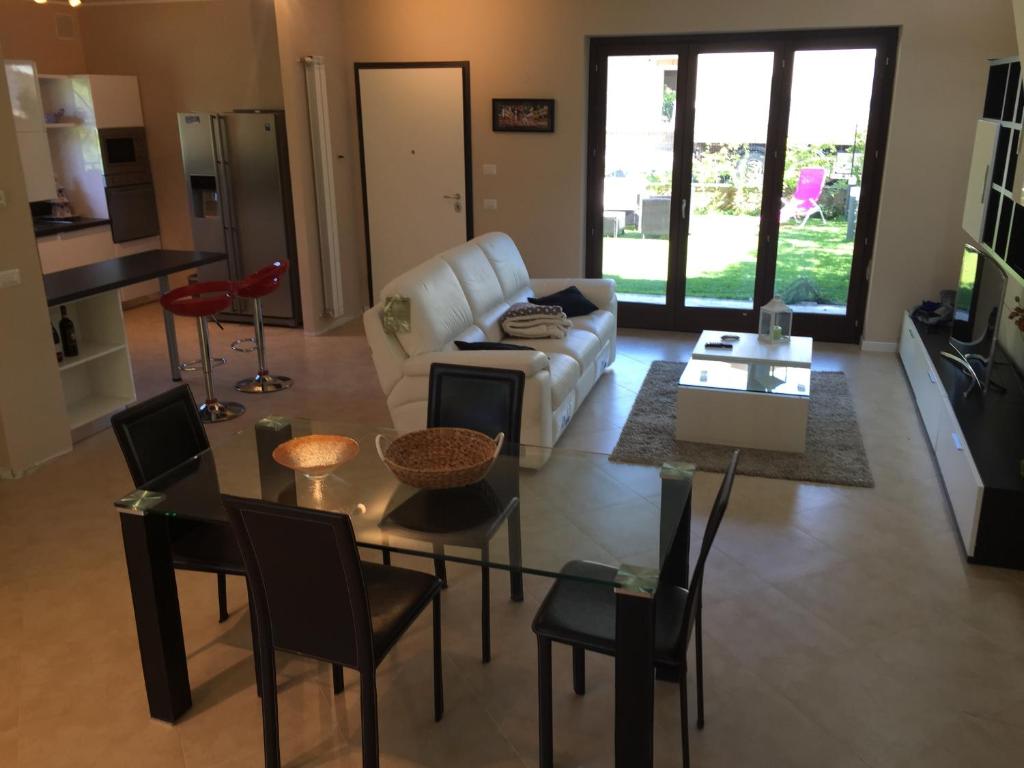 内皮Luxury Villa Park的客厅配有沙发和桌椅