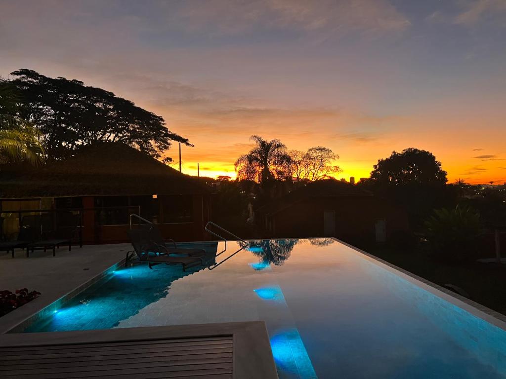 阿拉沙Quinta dos Lemos的一座享有日落美景的游泳池