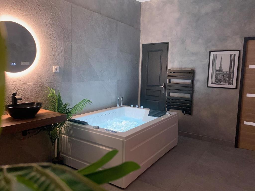 亚眠CASA DOLCE的浴室配有大浴缸及水槽