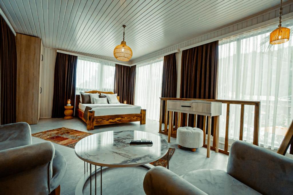 凯麦尔Cirali Hestia Lodge的客厅配有沙发和桌子
