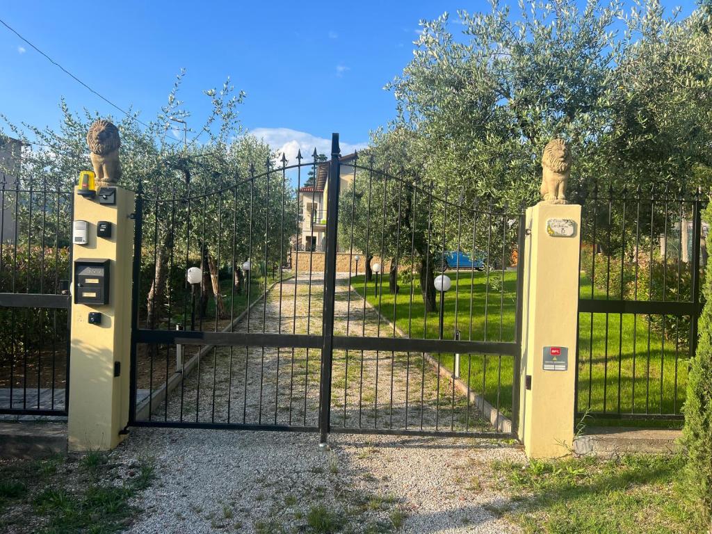 蒙苏姆马诺Casa Tre Fontane的公园内有栅栏的大门入口