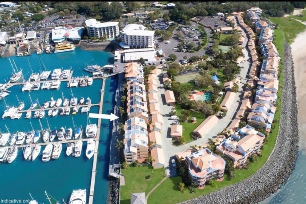UranganMarinaView Unit 24 - Break Free Resort- 2 Bedroom Self Contained的享有码头的空中景致,设有船只