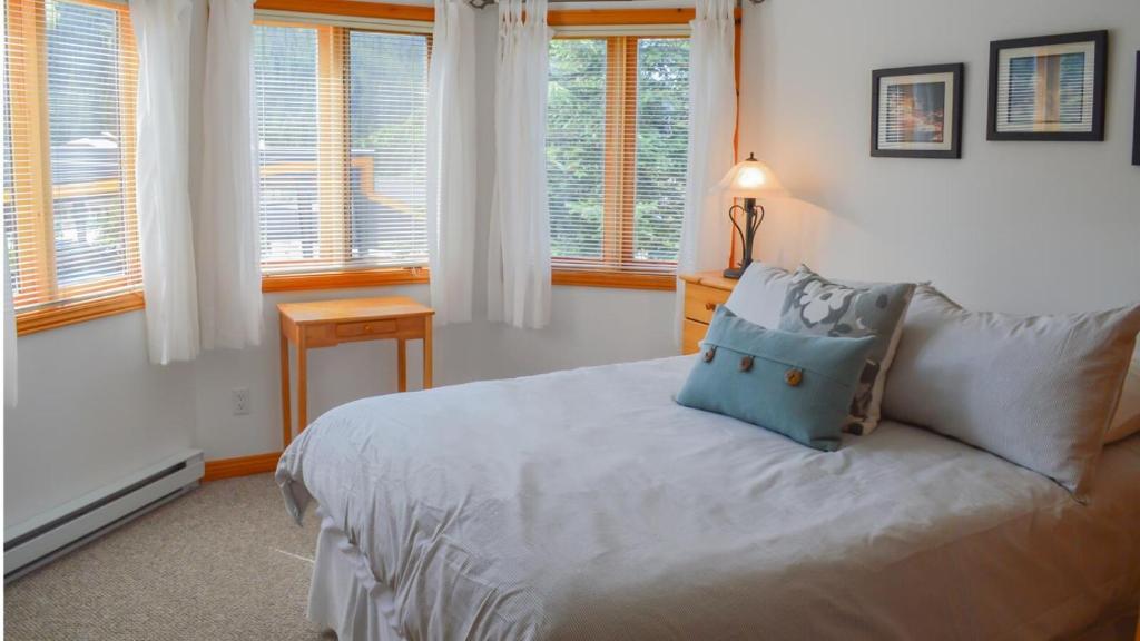 太阳峰Snow Creek Village #49的一间卧室配有一张带蓝色枕头的床