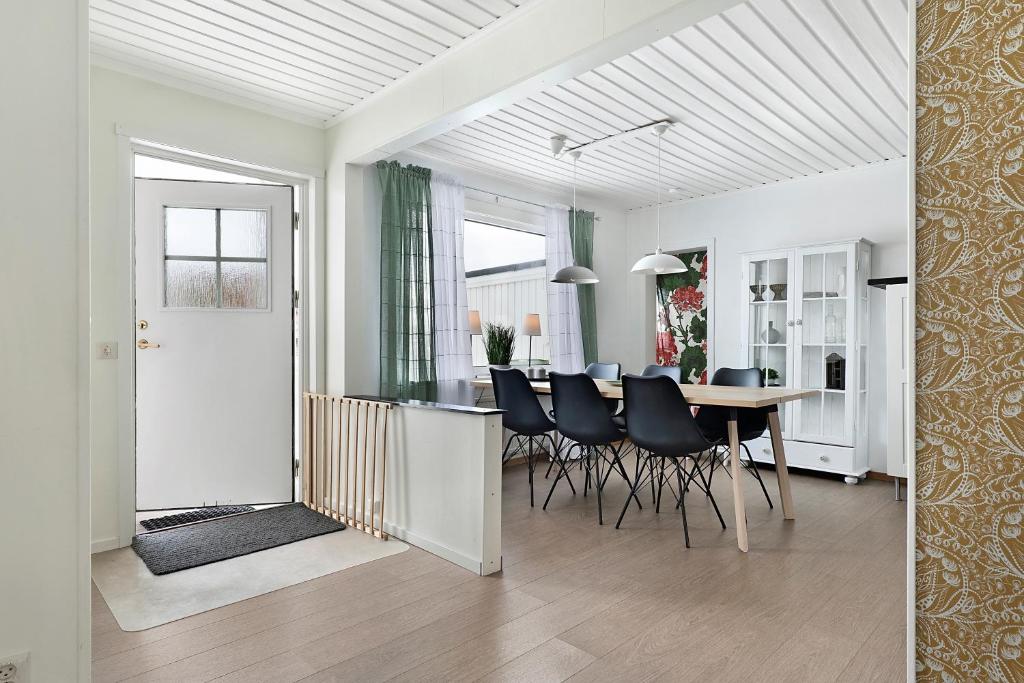 皮特奥Guestly Homes - 3BR Seaside Luxury Villa的厨房以及带桌椅的用餐室。